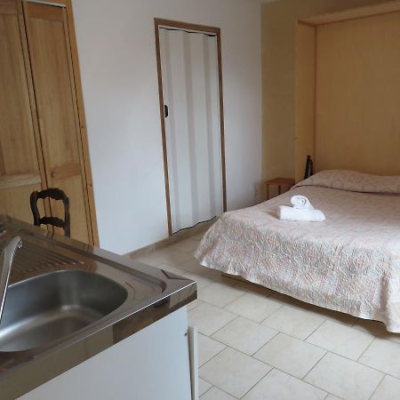 Lanuéjols Cafe De La Place Gite & Chambres D'Hotes "Lou Pastre" المظهر الخارجي الصورة