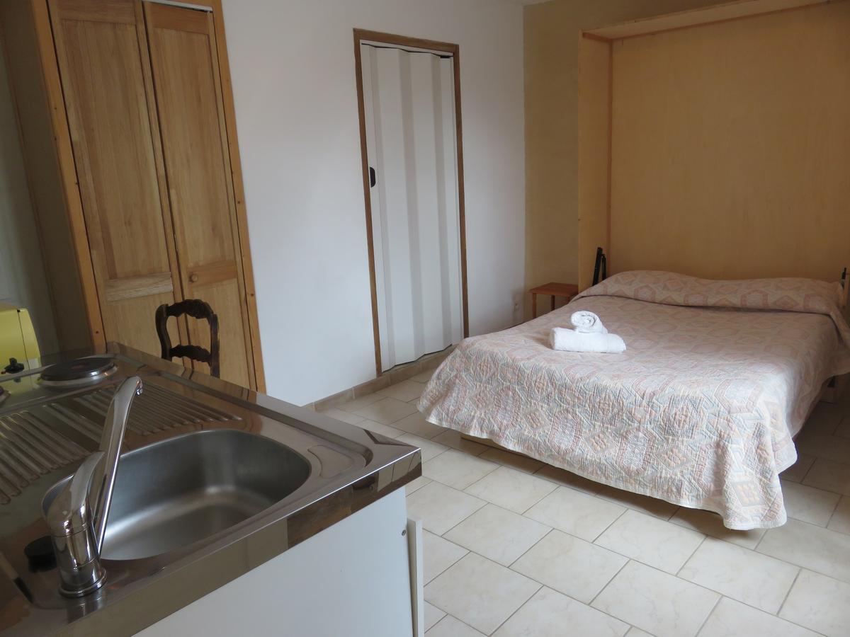 Lanuéjols Cafe De La Place Gite & Chambres D'Hotes "Lou Pastre" المظهر الخارجي الصورة
