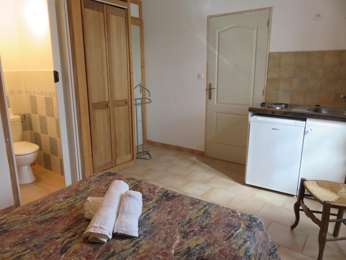 Lanuéjols Cafe De La Place Gite & Chambres D'Hotes "Lou Pastre" المظهر الخارجي الصورة
